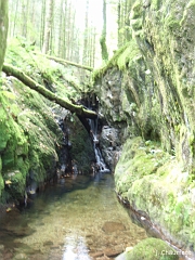 Un magnifique bassin d'eau pure entre deux rochers de granite, avec sa cascade, sur la Goutte du Petit Creux